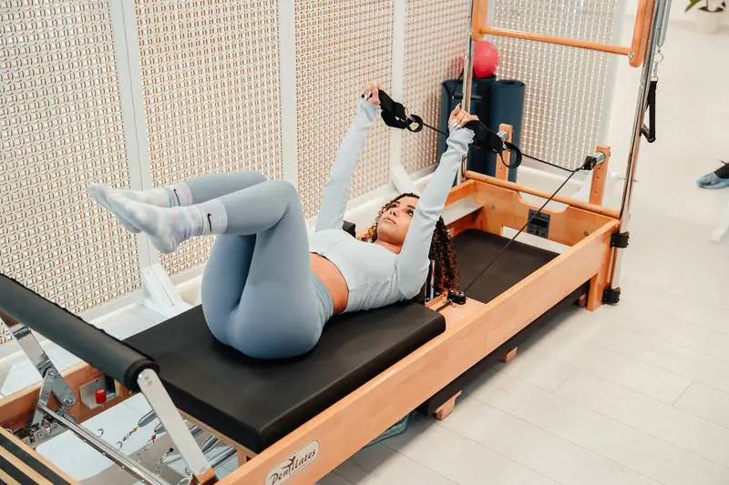 Übungen bei Pilates mit dem Reformer Tower