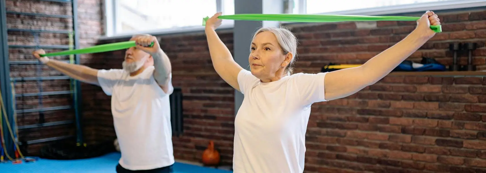 Senioren zeigen Pilates Übungen bei Osteoporose